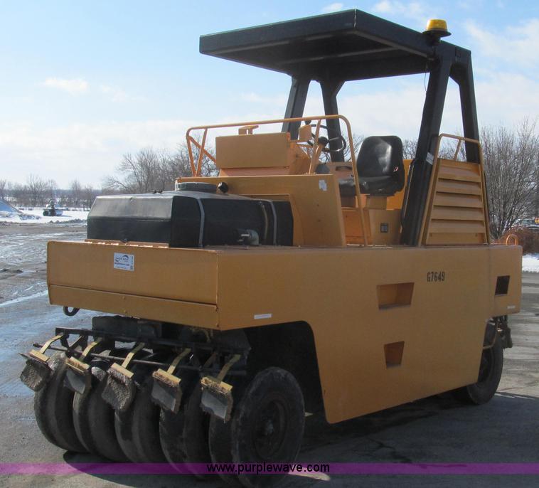 image for item E3790 1990 Bomag BW12R pneumatic roller