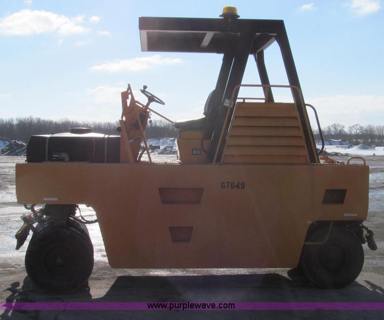 image for item E3790 1990 Bomag BW12R pneumatic roller