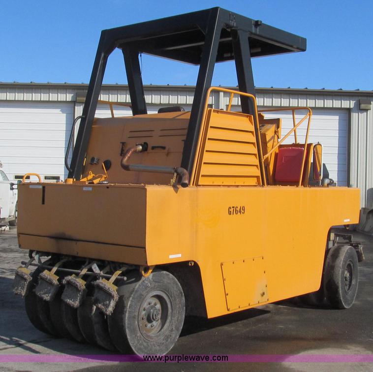 image for item E3790 1990 Bomag BW12R pneumatic roller