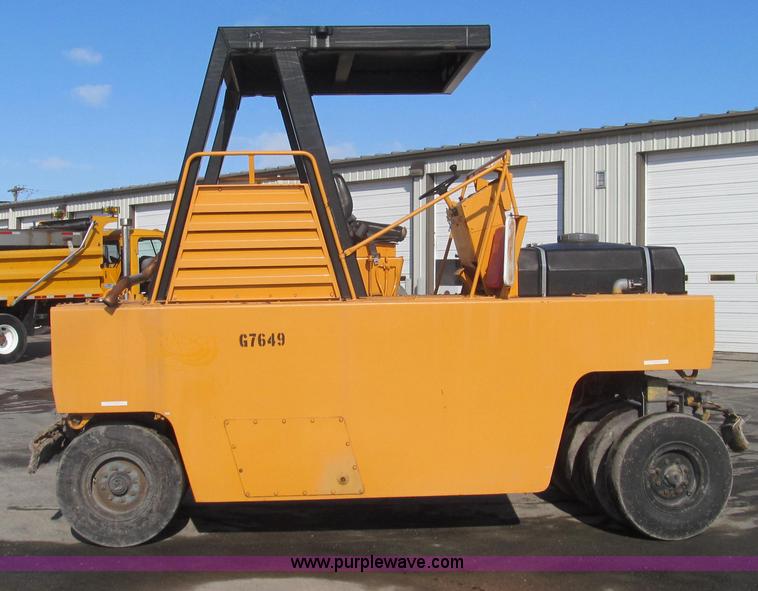 image for item E3790 1990 Bomag BW12R pneumatic roller