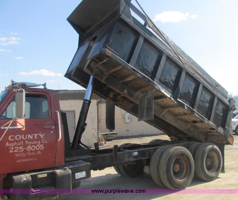 image for item E7100 1984 GMC Brigadier dump truck