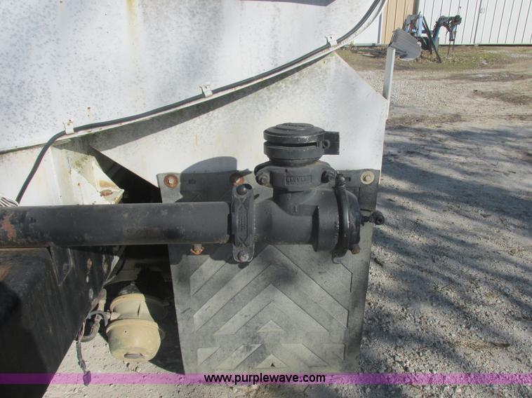 image for item E7106 1999 Sterling L7500 water tanker truck