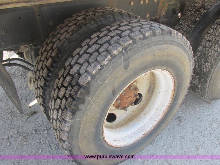 image for item E7106 1999 Sterling L7500 water tanker truck