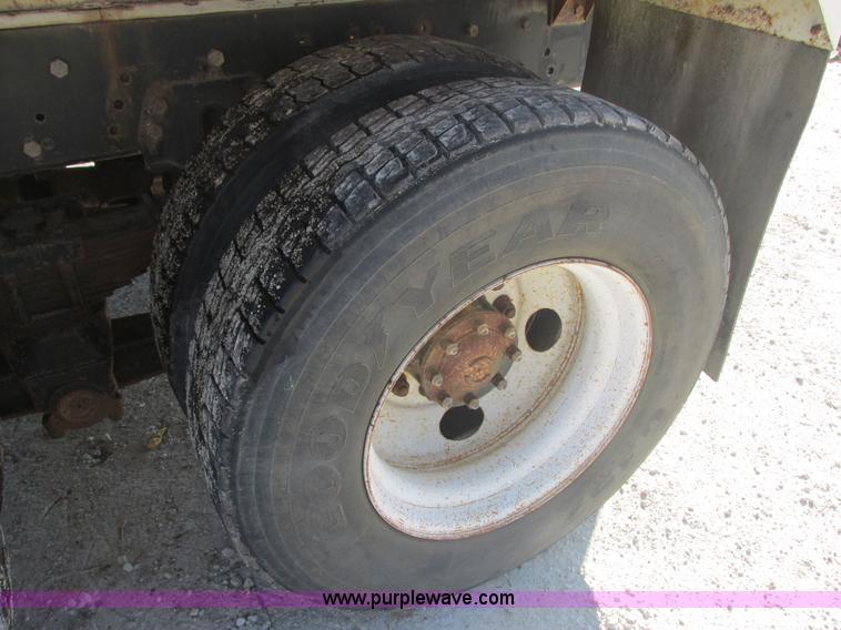 image for item E7106 1999 Sterling L7500 water tanker truck