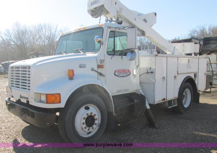 image for item E7109 1997 International 4700 bucket truck