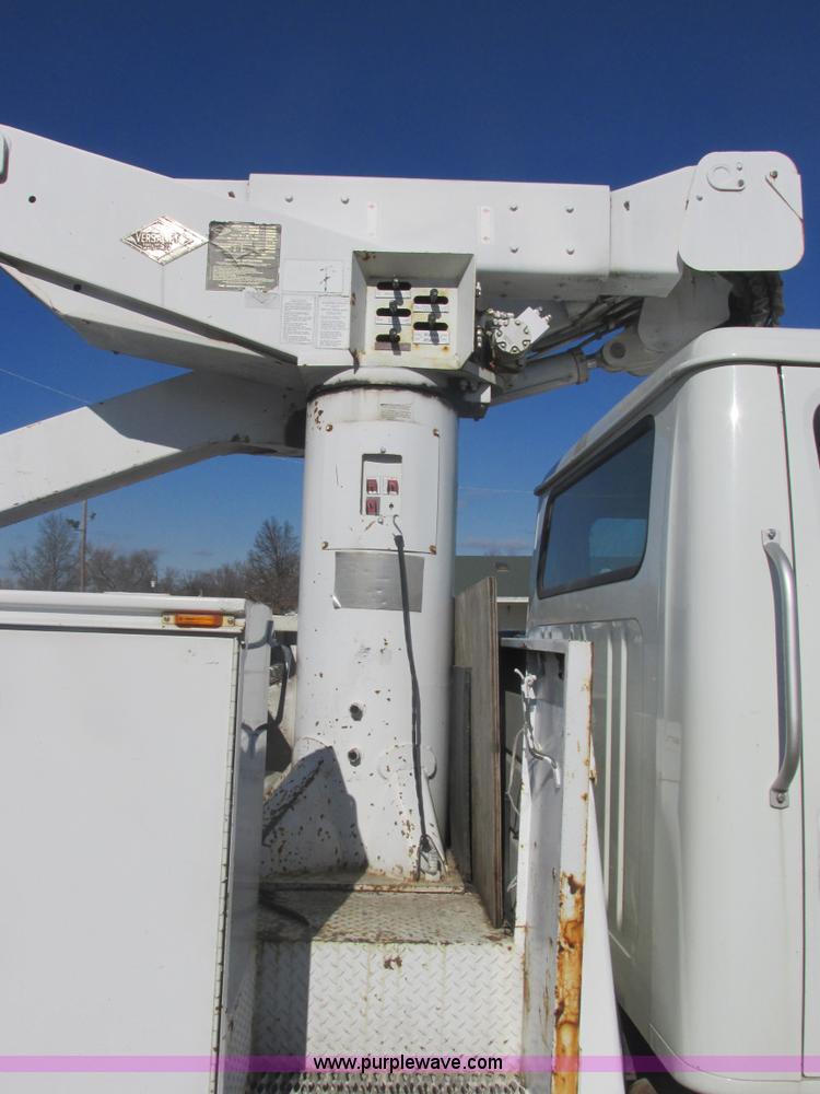 image for item E7109 1997 International 4700 bucket truck