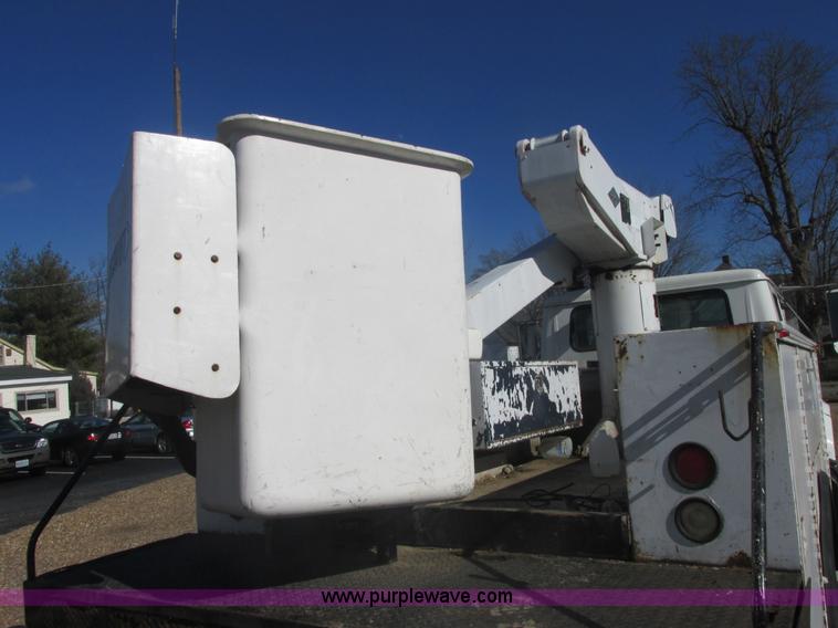 image for item E7109 1997 International 4700 bucket truck