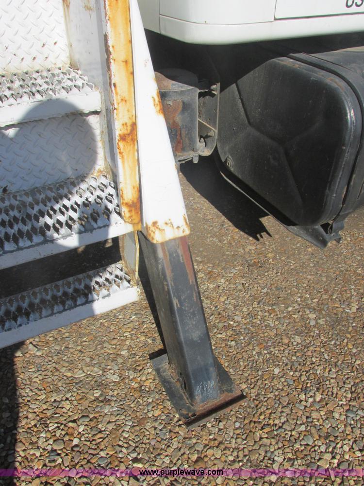 image for item E7109 1997 International 4700 bucket truck