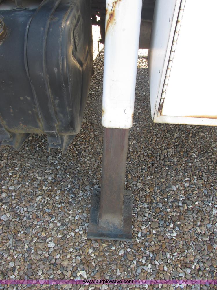 image for item E7109 1997 International 4700 bucket truck