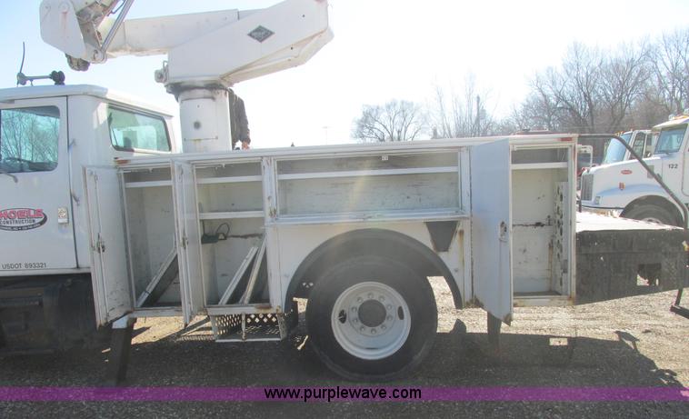 image for item E7109 1997 International 4700 bucket truck