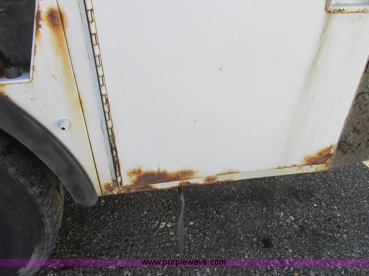 image for item E7109 1997 International 4700 bucket truck