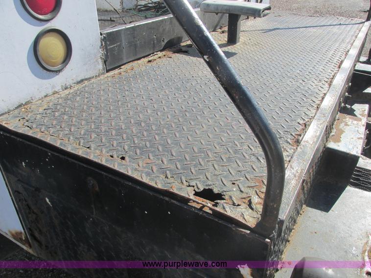 image for item E7109 1997 International 4700 bucket truck