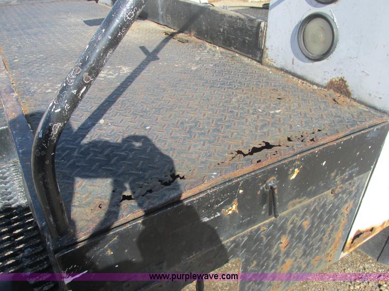 image for item E7109 1997 International 4700 bucket truck