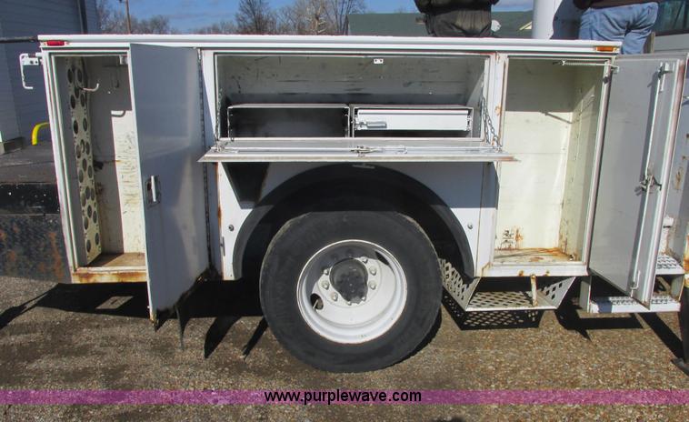 image for item E7109 1997 International 4700 bucket truck