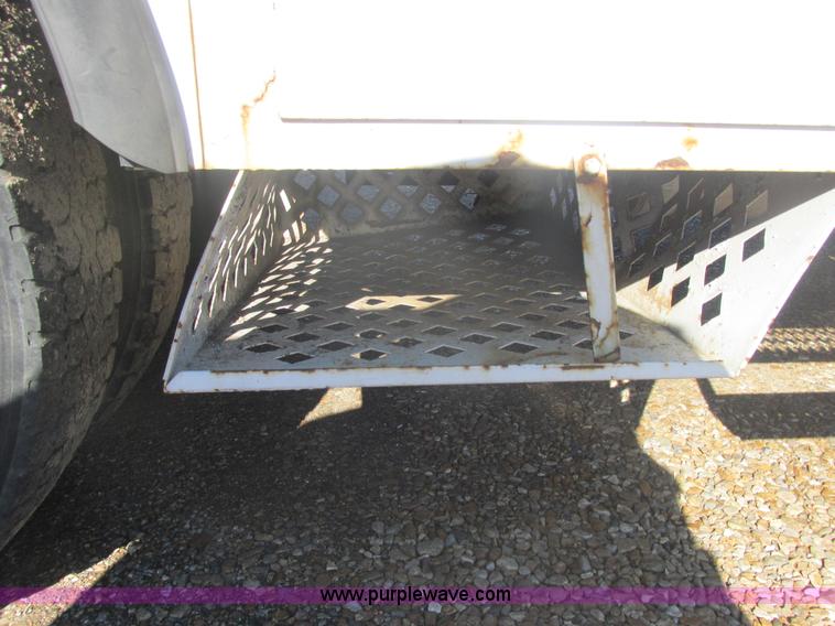 image for item E7109 1997 International 4700 bucket truck