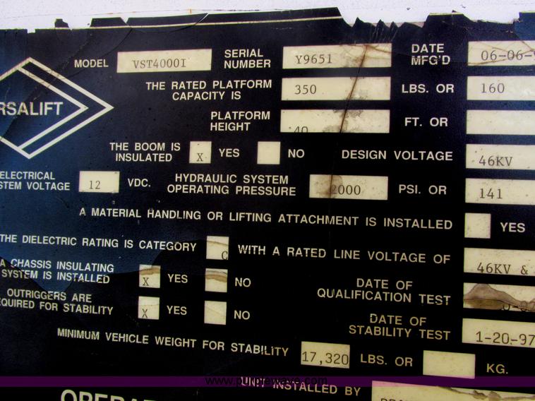 image for item E7109 1997 International 4700 bucket truck