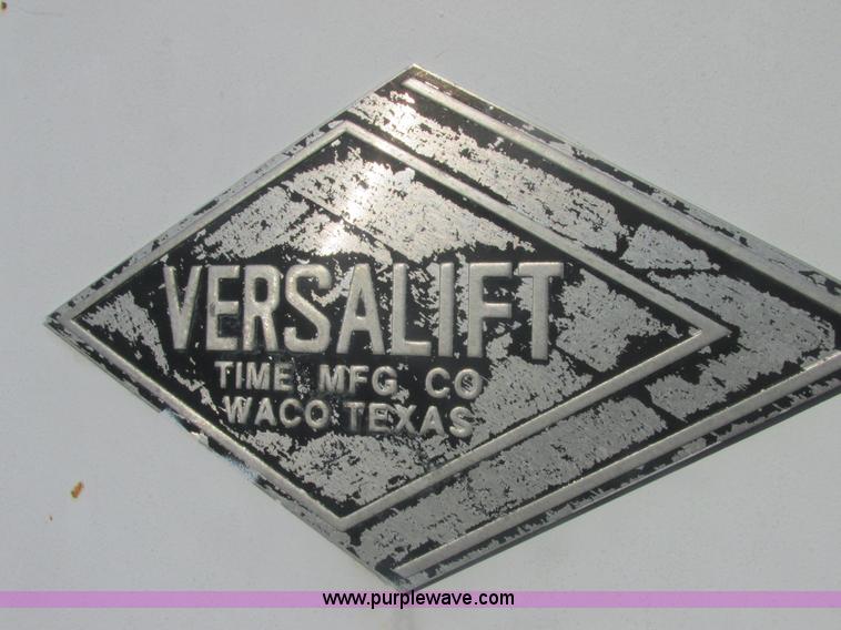 image for item E7109 1997 International 4700 bucket truck