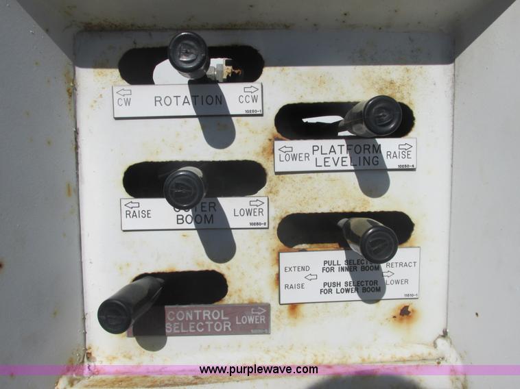 image for item E7109 1997 International 4700 bucket truck