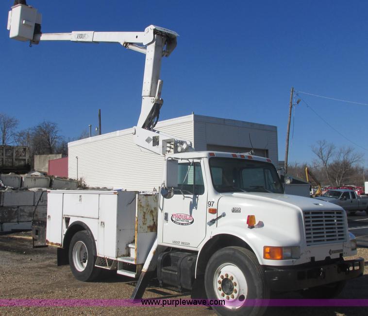 image for item E7109 1997 International 4700 bucket truck