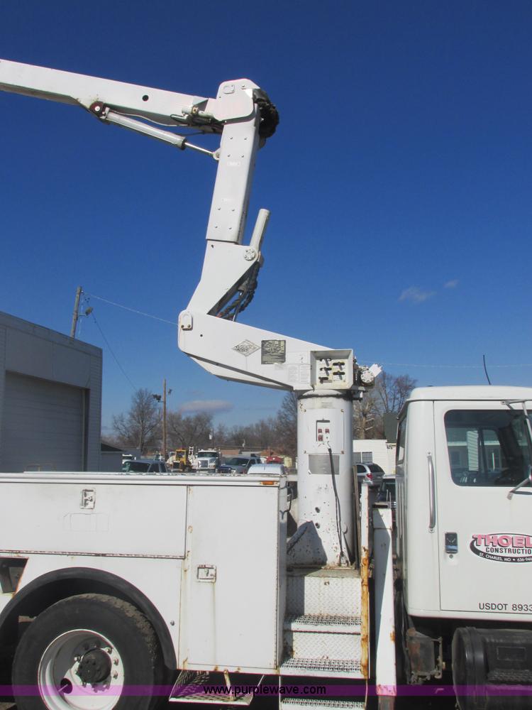 image for item E7109 1997 International 4700 bucket truck