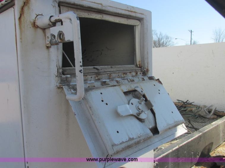 image for item E7109 1997 International 4700 bucket truck