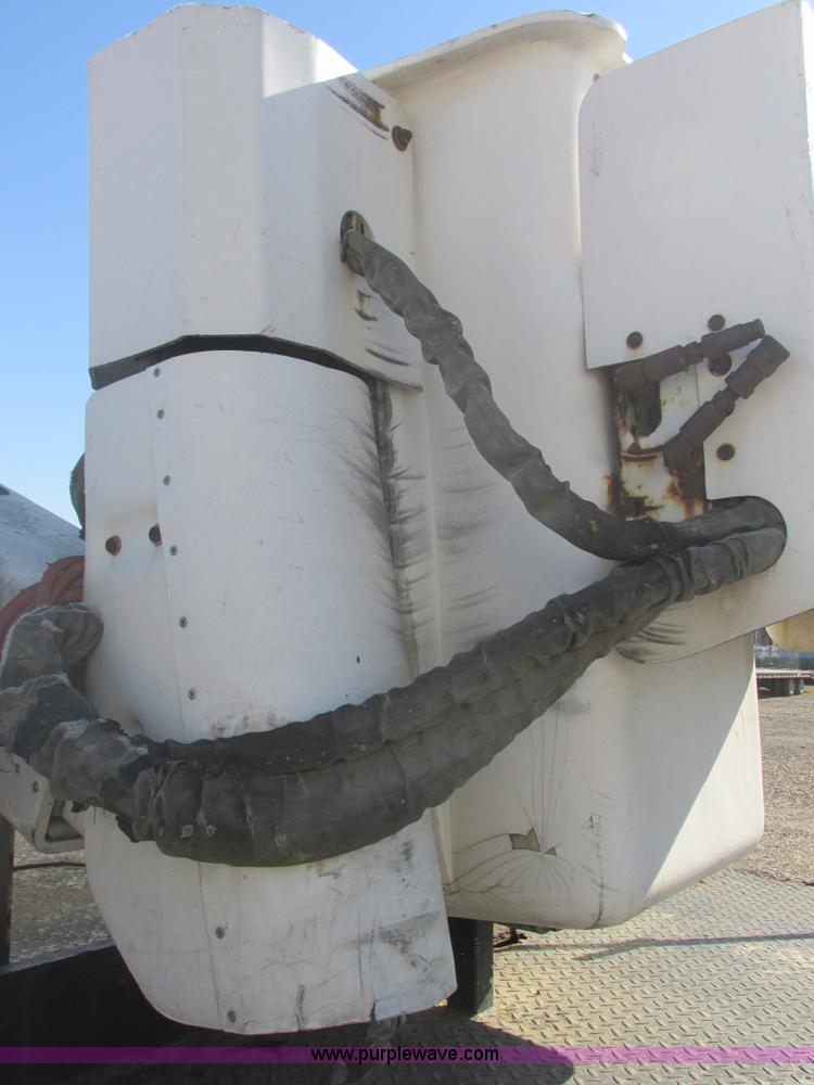 image for item E7109 1997 International 4700 bucket truck