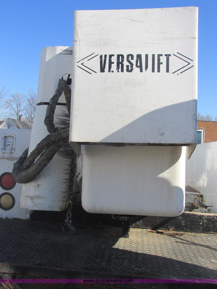 image for item E7109 1997 International 4700 bucket truck