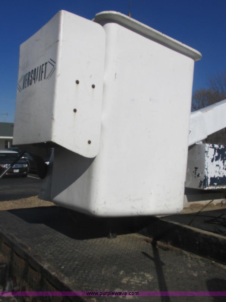 image for item E7109 1997 International 4700 bucket truck