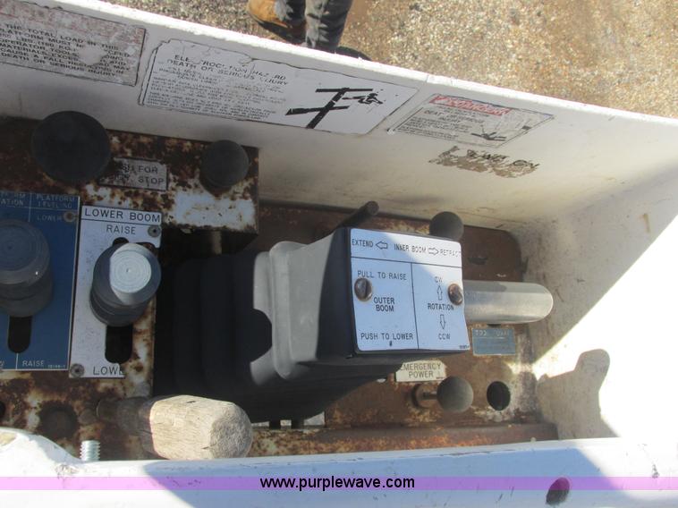 image for item E7109 1997 International 4700 bucket truck