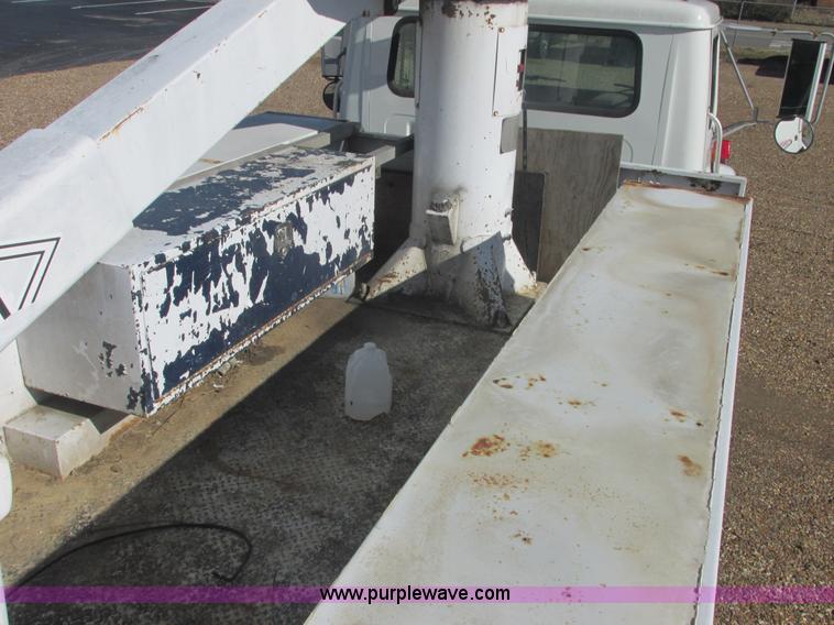image for item E7109 1997 International 4700 bucket truck