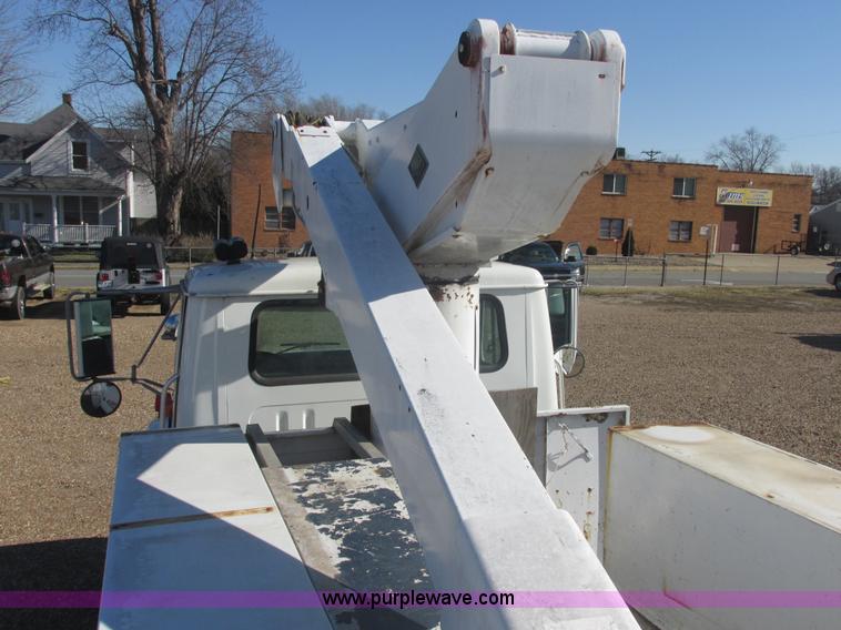image for item E7109 1997 International 4700 bucket truck