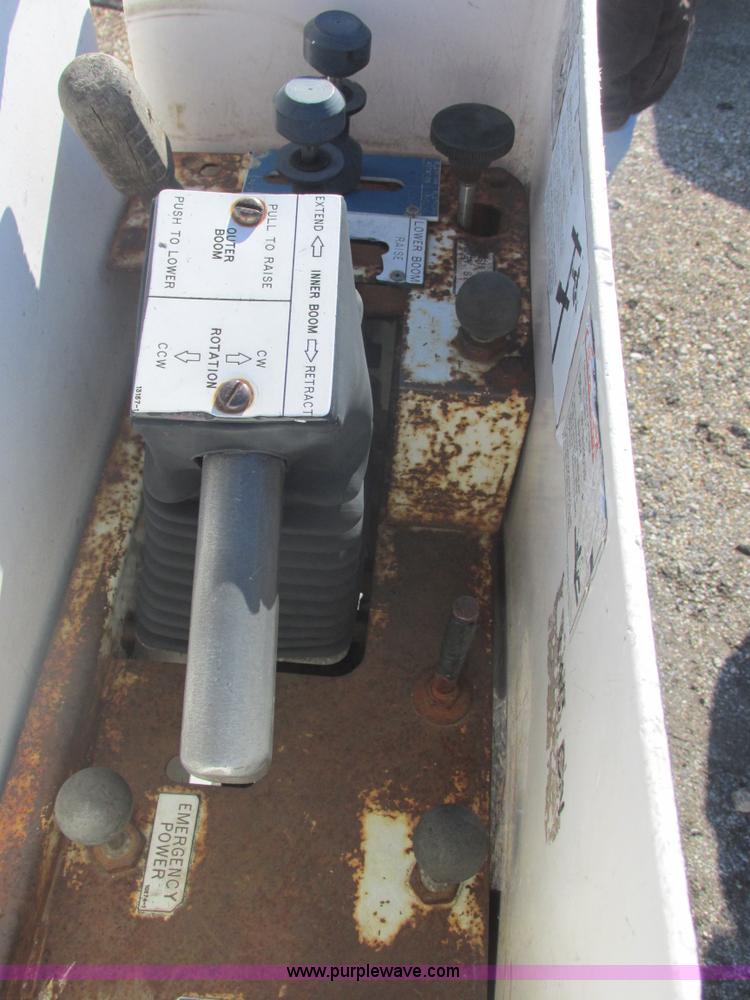 image for item E7109 1997 International 4700 bucket truck