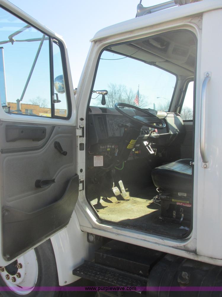 image for item E7109 1997 International 4700 bucket truck