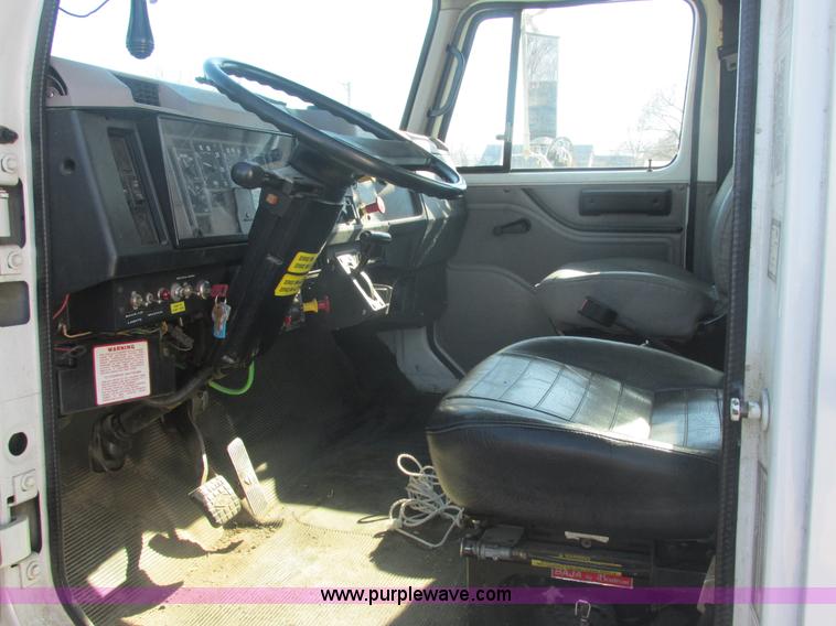 image for item E7109 1997 International 4700 bucket truck