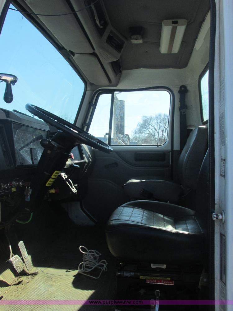 image for item E7109 1997 International 4700 bucket truck