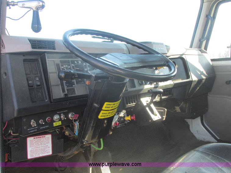 image for item E7109 1997 International 4700 bucket truck