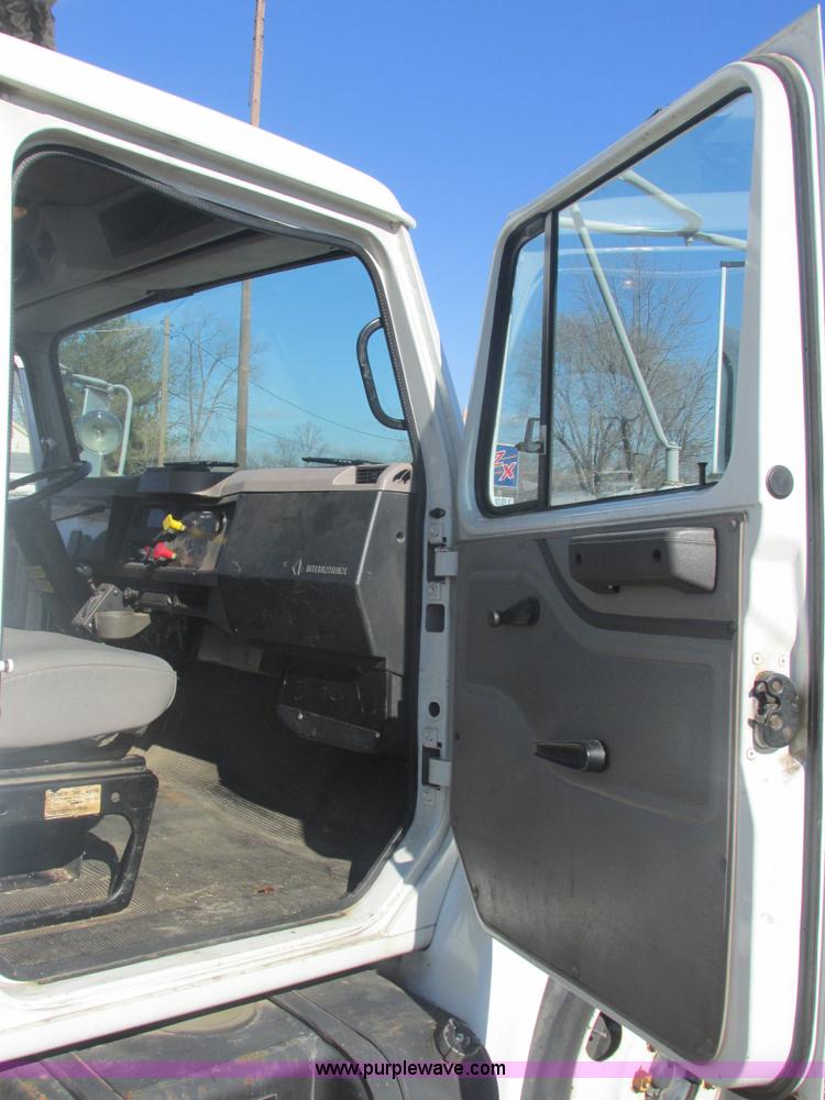 image for item E7109 1997 International 4700 bucket truck