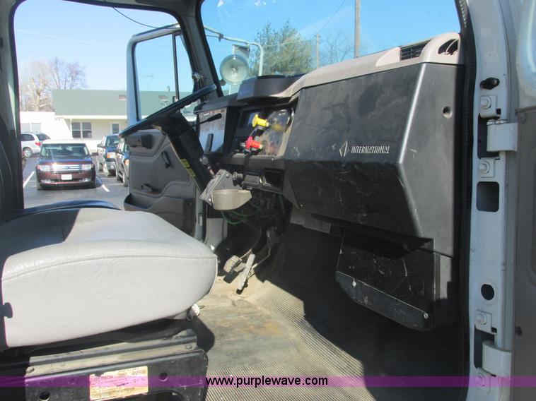 image for item E7109 1997 International 4700 bucket truck