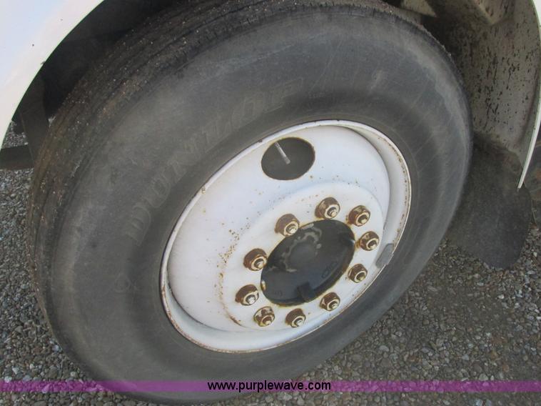 image for item E7109 1997 International 4700 bucket truck