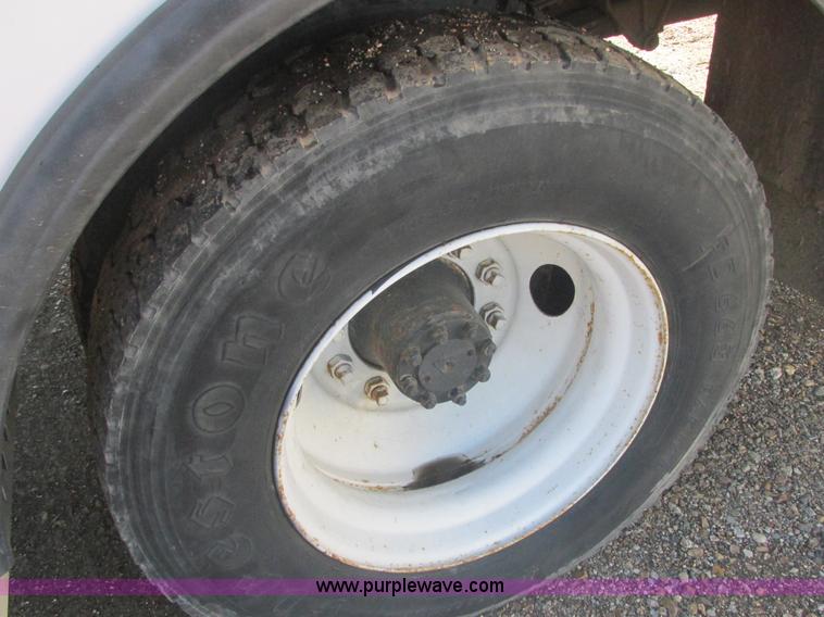 image for item E7109 1997 International 4700 bucket truck