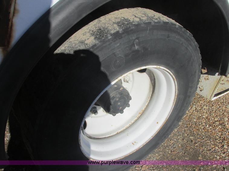 image for item E7109 1997 International 4700 bucket truck