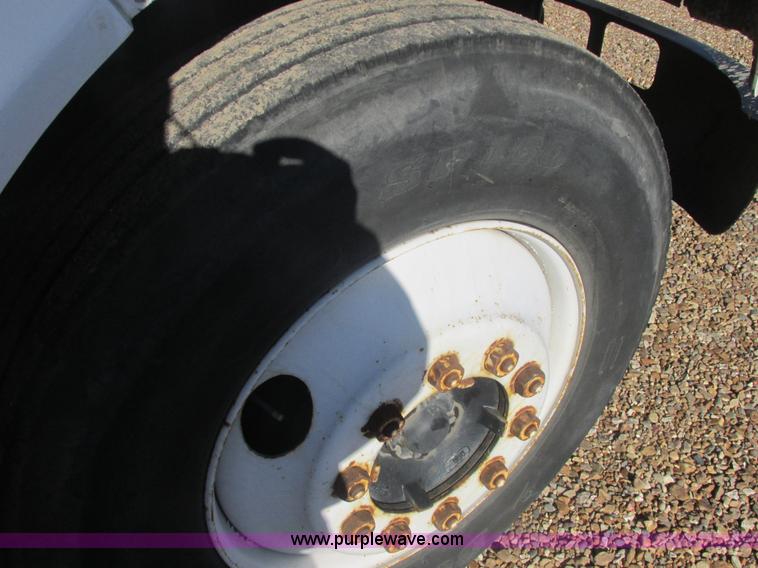 image for item E7109 1997 International 4700 bucket truck