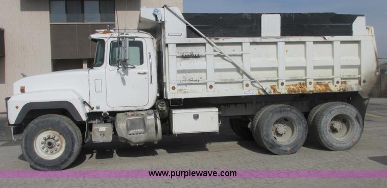 image for item E7129 1993 Mack RD6905 dump truck
