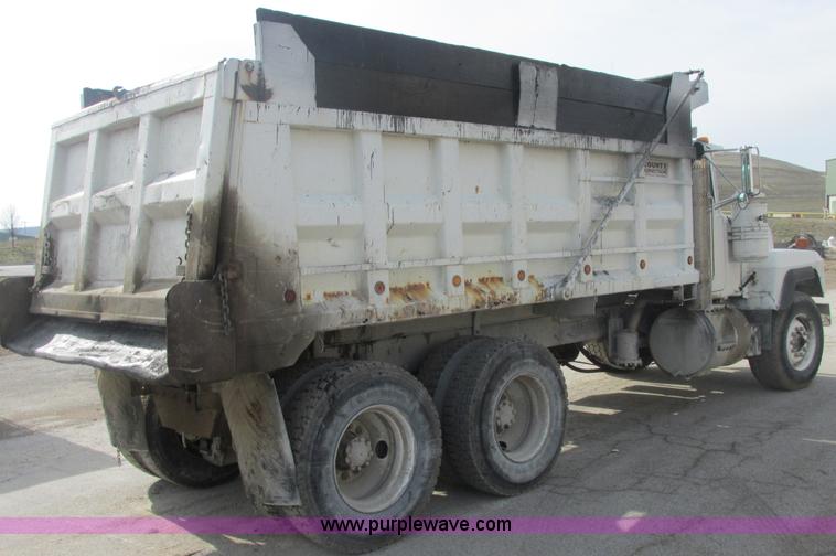 image for item E7129 1993 Mack RD6905 dump truck
