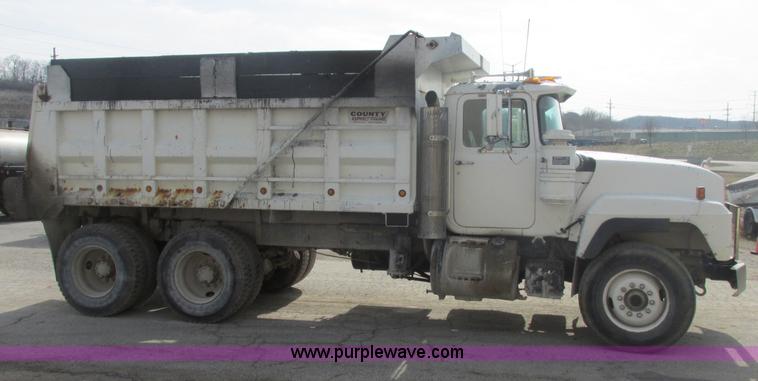 image for item E7129 1993 Mack RD6905 dump truck