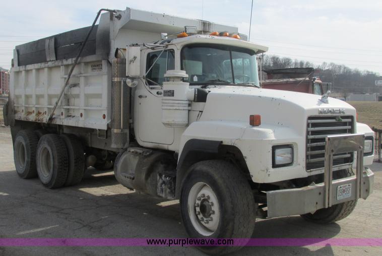 image for item E7129 1993 Mack RD6905 dump truck
