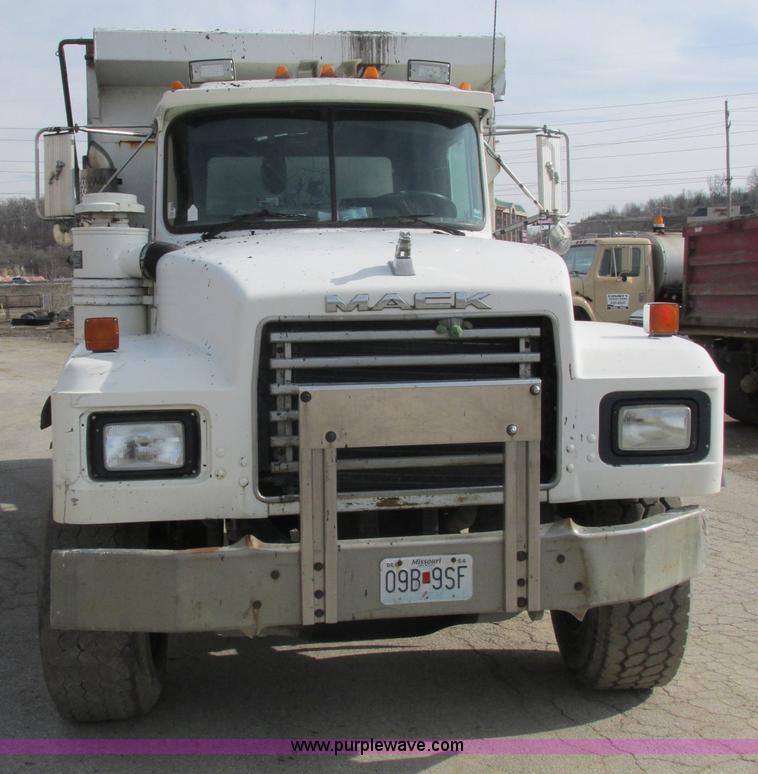 image for item E7129 1993 Mack RD6905 dump truck