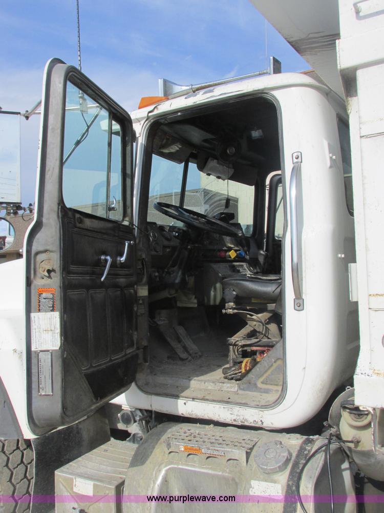 image for item E7129 1993 Mack RD6905 dump truck