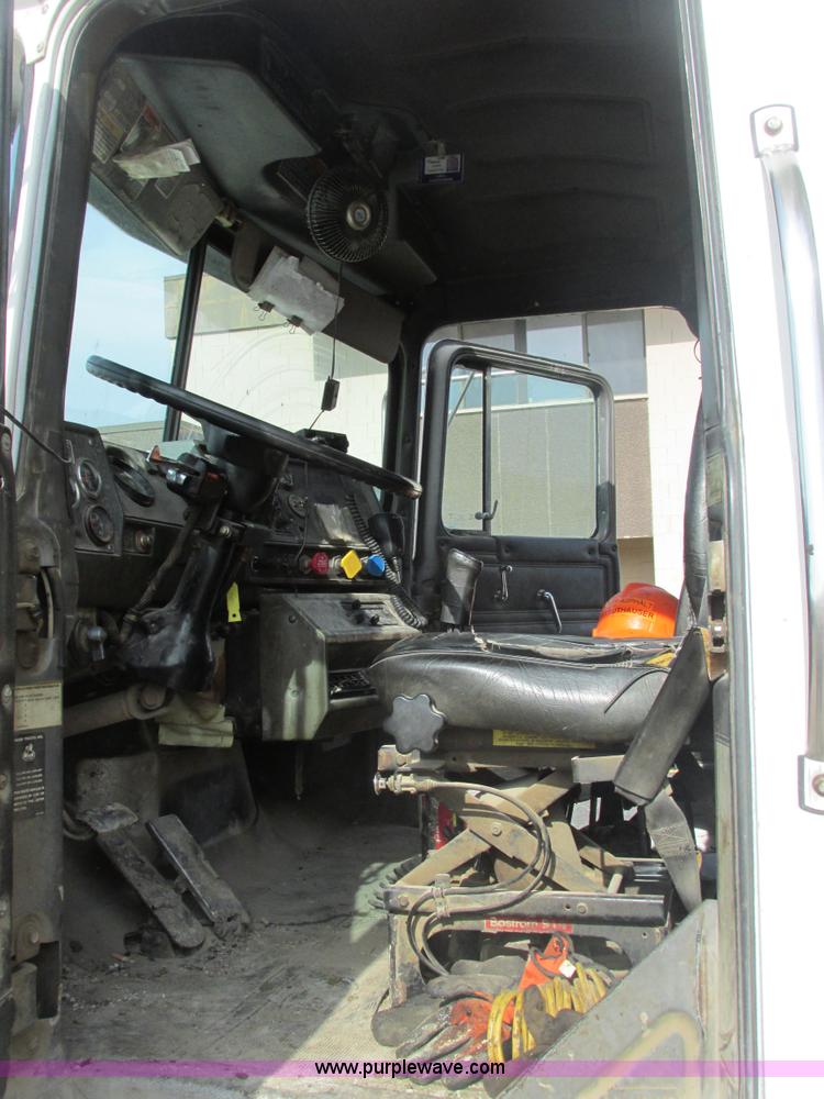 image for item E7129 1993 Mack RD6905 dump truck