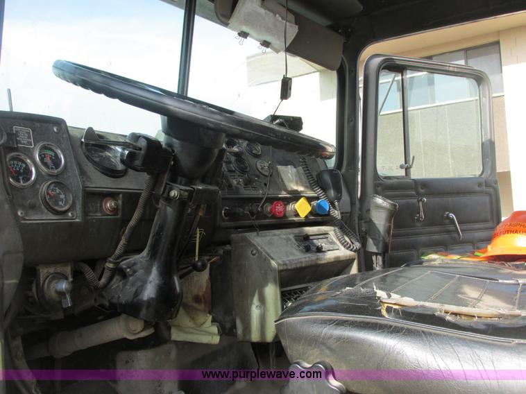 image for item E7129 1993 Mack RD6905 dump truck